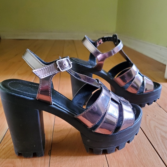 Sandal - Picture 1 of 6